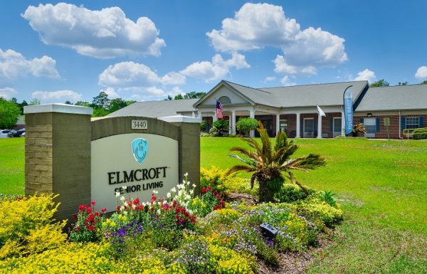 Entrance sign and building at Elmcroft of Heritage Woods